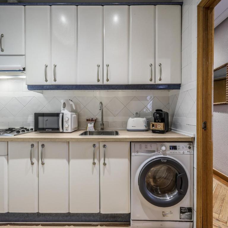 AmazINN Boutique Madrid Canalejas - Two-Bedroom Apartment with Balcony - 23