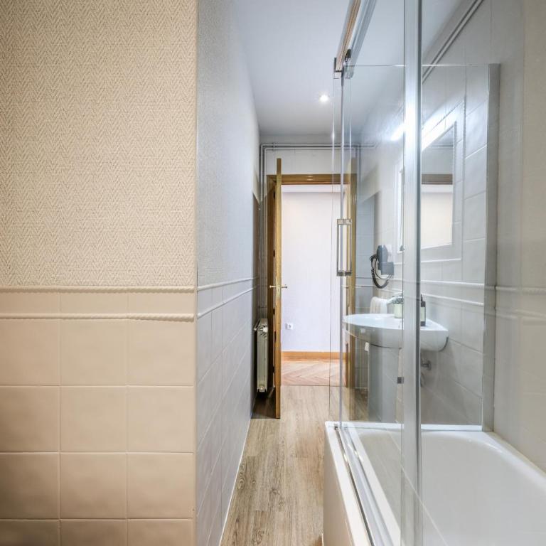 AmazINN Boutique Madrid Canalejas - Two-Bedroom Apartment with Balcony - 49