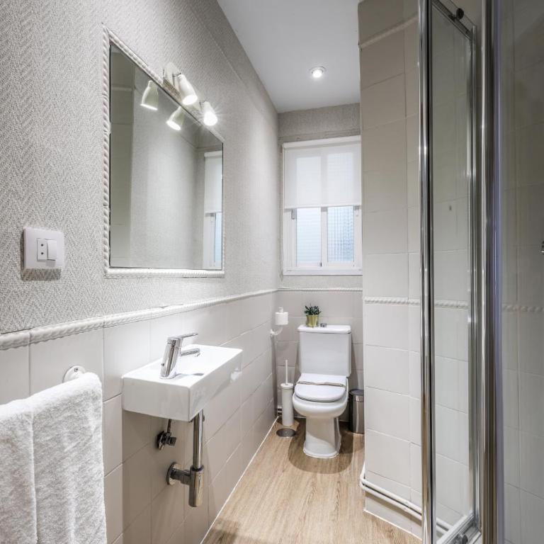 AmazINN Boutique Madrid Canalejas - Two-Bedroom Apartment with Balcony - 52