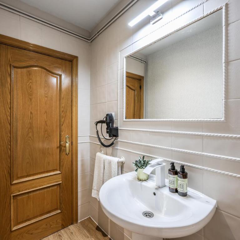 AmazINN Boutique Madrid Canalejas - Two-Bedroom Apartment with Balcony - 51