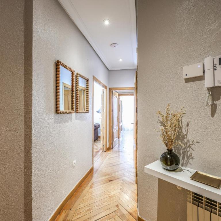 AmazINN Boutique Madrid Canalejas - Two-Bedroom Apartment with Balcony - 53