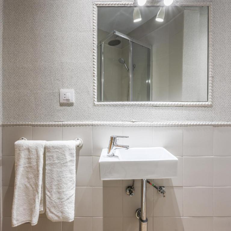 AmazINN Boutique Madrid Canalejas - Two-Bedroom Apartment with Balcony - 55