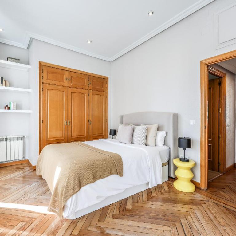 AmazINN Boutique Madrid Canalejas - Two-Bedroom Apartment with Balcony - 57