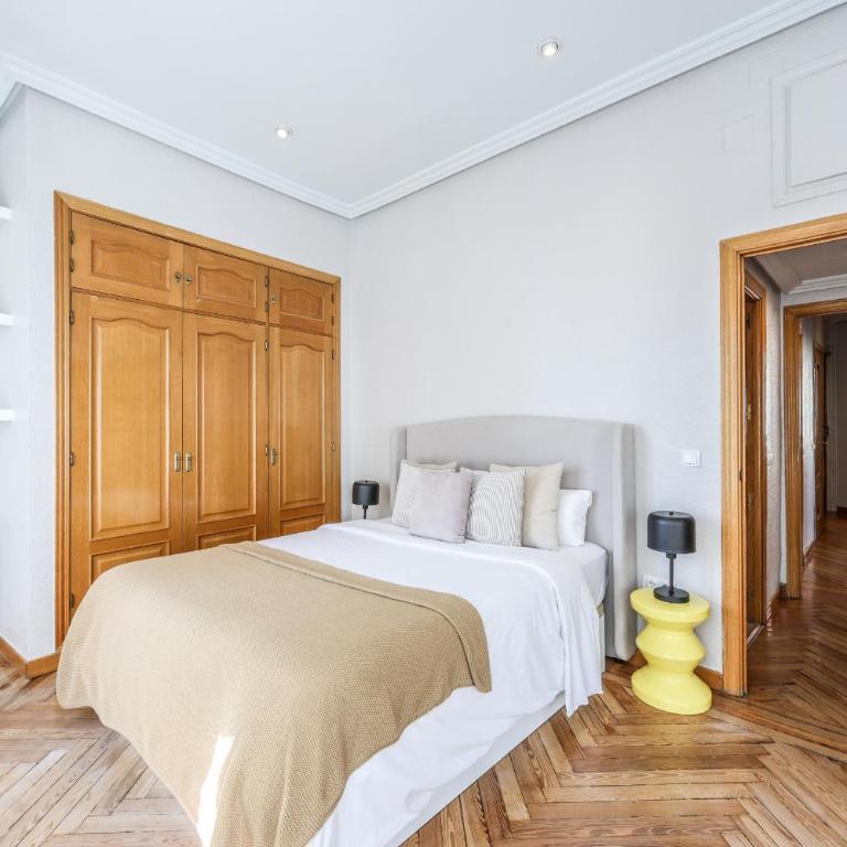 AmazINN Boutique Madrid Canalejas - Two-Bedroom Apartment with Balcony - 59