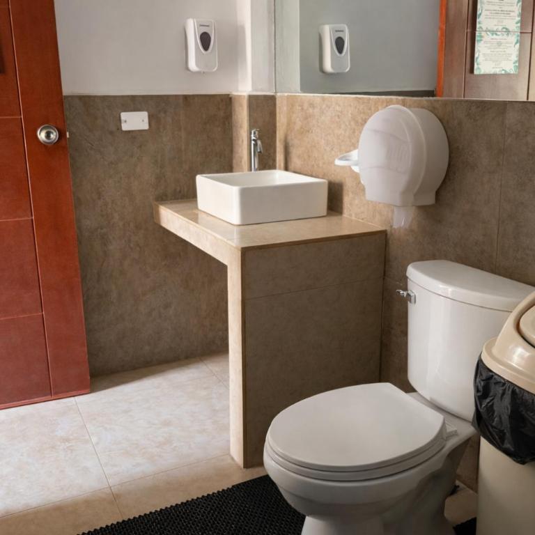 Wild Rover Huacachina - Deluxe Pod-Style 12-Bed Dormitory Room with Private Bathroom - 4