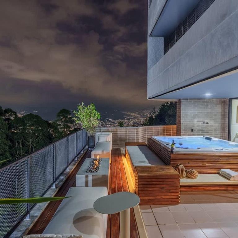 Designer Penthouse with Private Jacuzzi & Andes Views - Apartamento - 2