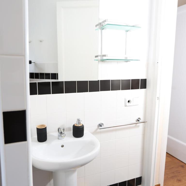 Tibidabo Apartments - Two-Bedroom Apartment with Terrace - 13