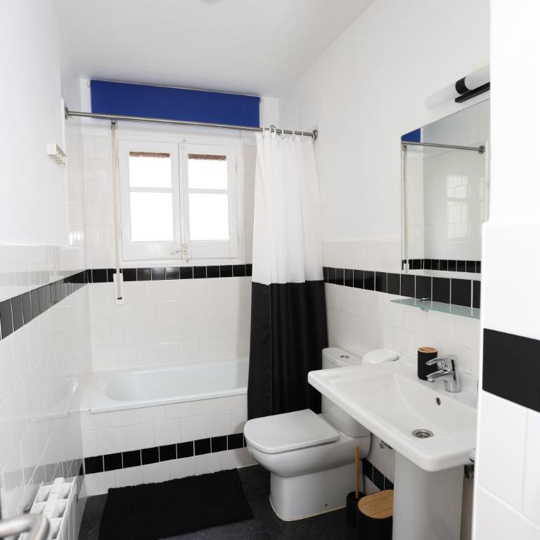Tibidabo Apartments - Two-Bedroom Apartment with Terrace - 9