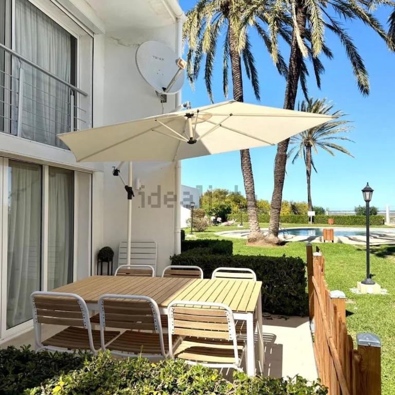 Precioso bungalow con piscina en 1a Linea Playa - Apartamento de 1 dormitorio - 2