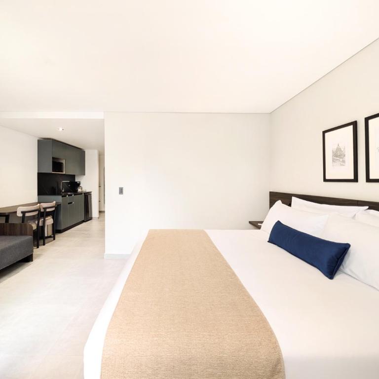 Laureles Selection Suites - Suite with City View - 8