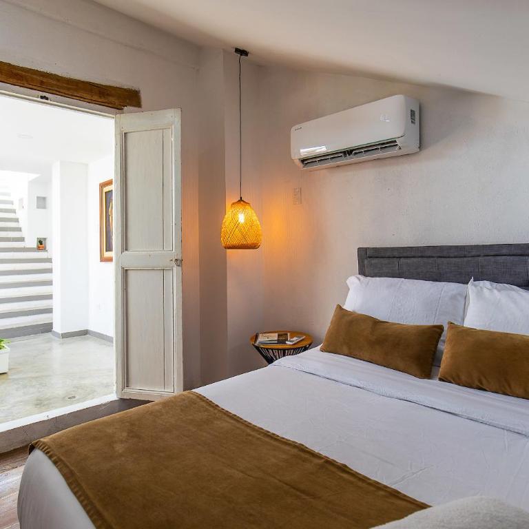 House with Private Pool & Rooftop - Three-Bedroom House - 10
