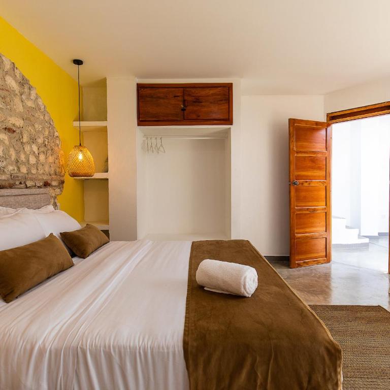 House with Private Pool & Rooftop - Three-Bedroom House - 4