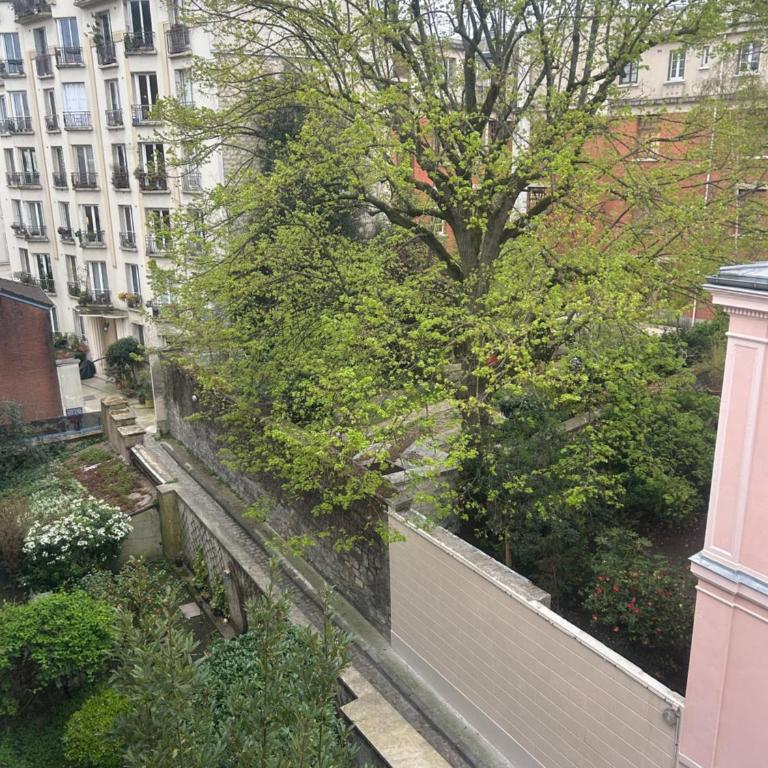 Studio entièrement rénové donnant sur jardin arboré dans le calme absolu - Appartement 1 Chambre - 10
