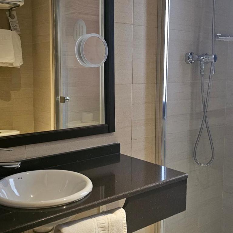 Gran Hotel Paraiso - Superior Double Room with 3 Beds - 4