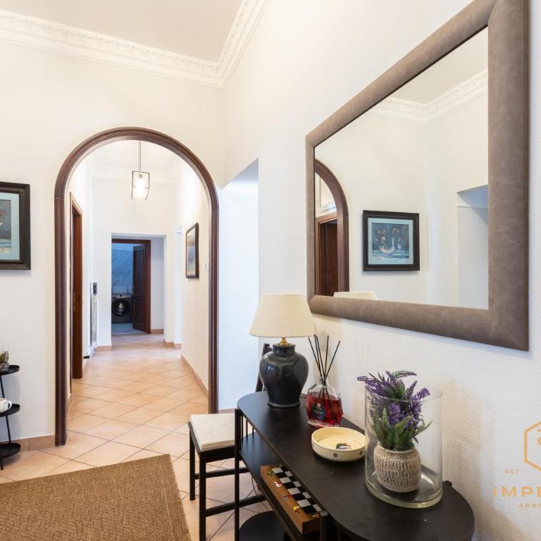 Imperium Luxury Flat - 12Pax, 4 BDRM, 8 min Metro, City Center, A-C - Appartamento Deluxe con 4 Camere da Letto - 56