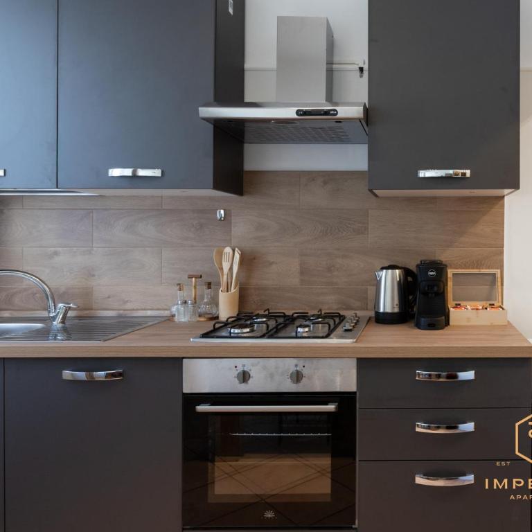 Imperium Luxury Flat - 12Pax, 4 BDRM, 8 min Metro, City Center, A-C - Appartamento Deluxe con 4 Camere da Letto - 48
