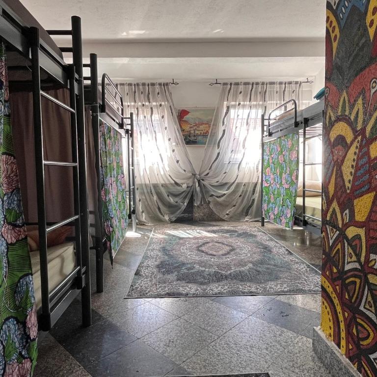 Hostel Backpackers - 8-Bed Mixed Dormitory Room - 2
