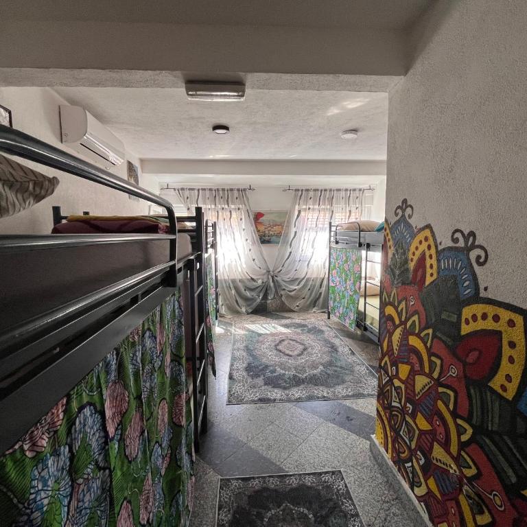 Hostel Backpackers - 8-Bed Mixed Dormitory Room - 3