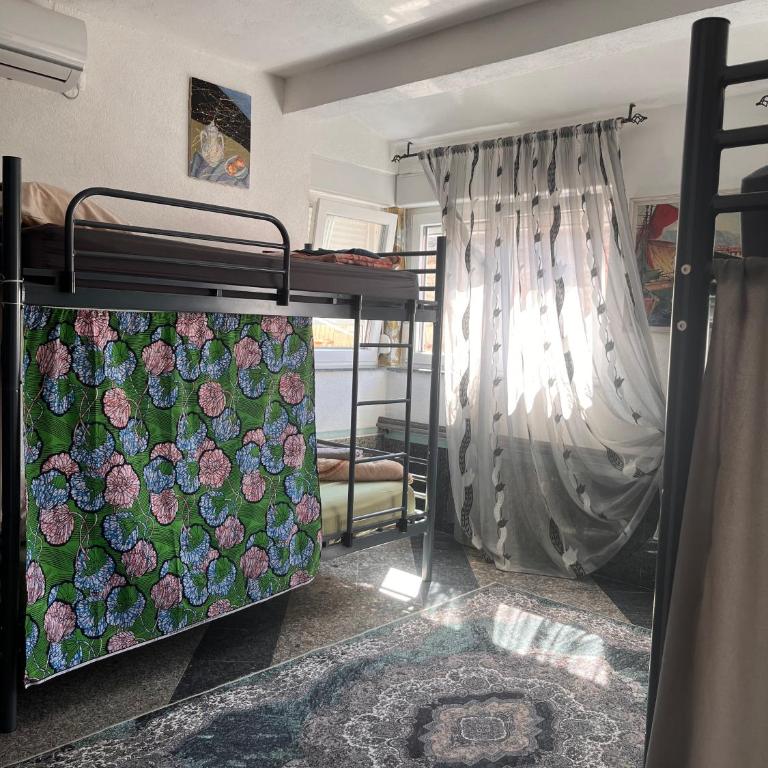 Hostel Backpackers - 8-Bed Mixed Dormitory Room - 4