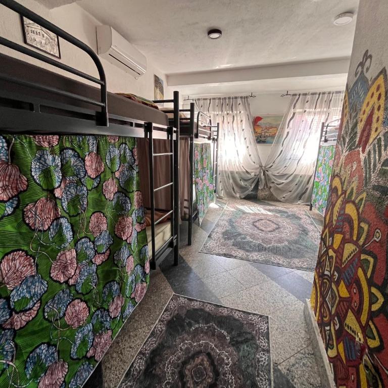 Hostel Backpackers - 8-Bed Mixed Dormitory Room - 5