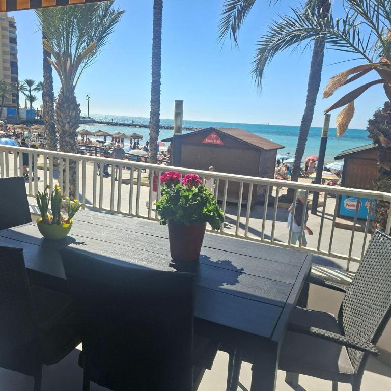 A beautiful beachfront flat for 4 people with a lovely terrace overlooking sea - Apartamento - 2