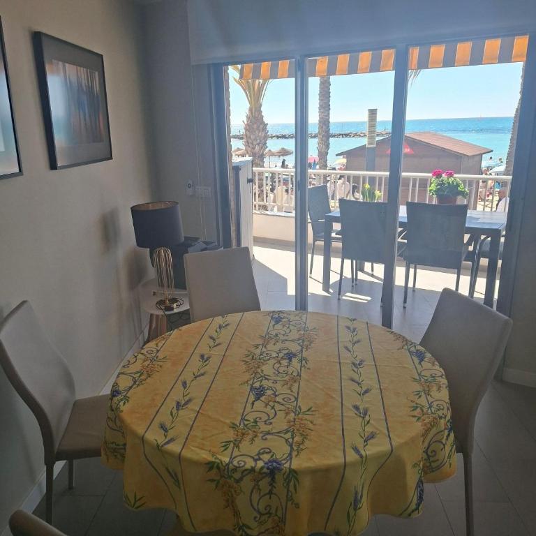 A beautiful beachfront flat for 4 people with a lovely terrace overlooking sea - Apartamento - 5