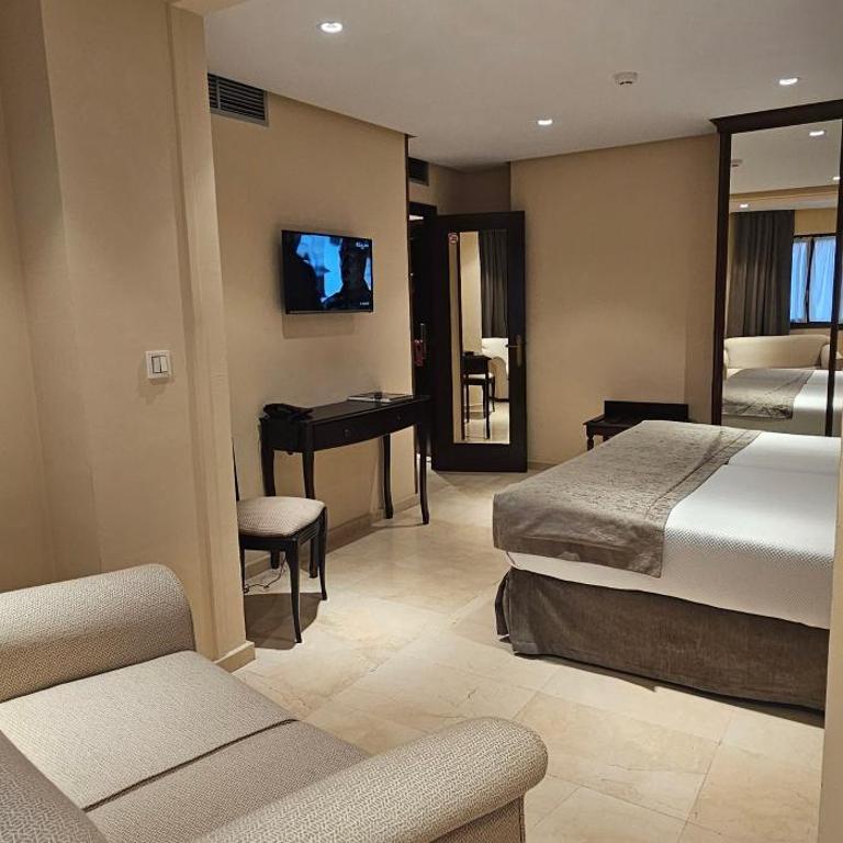 Gran Hotel Paraiso - Family Room - 10