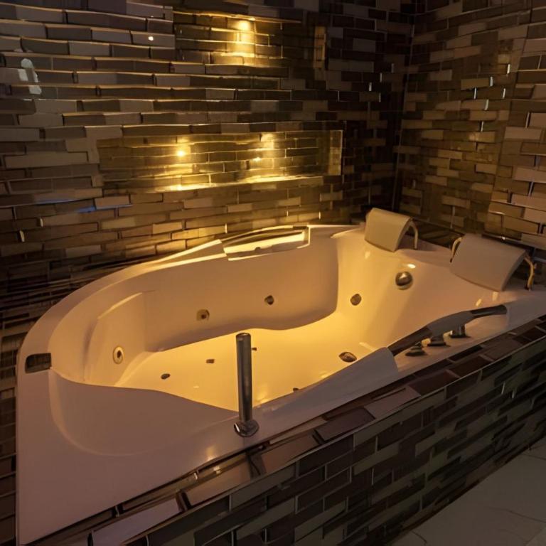 Guest Friendly 2 Master Bedroom Private Jacuzzi - Apartment - 26