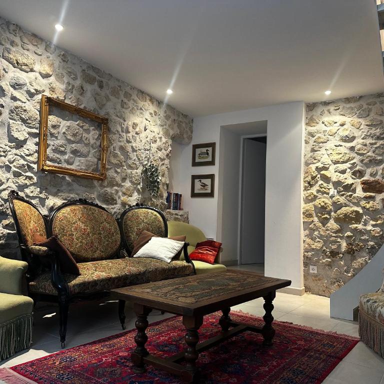 Gîte de 12 personnes au cœur d'un domaine viticole - Five-Bedroom House - 3
