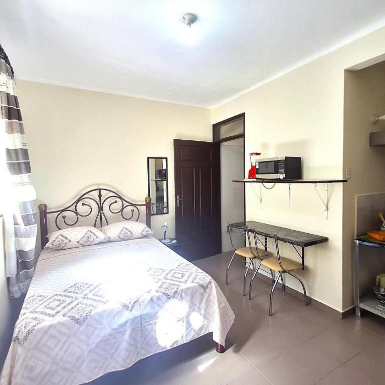 PC MONOAMBIENTE EQUIPADO en Zona residencial, cerca de todo! - One-Bedroom Apartment - 1