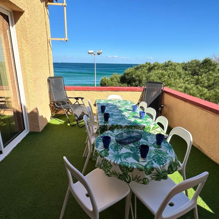 Apartamento con jardín a 11 metros de la playa. CG. - Apartamento - 87