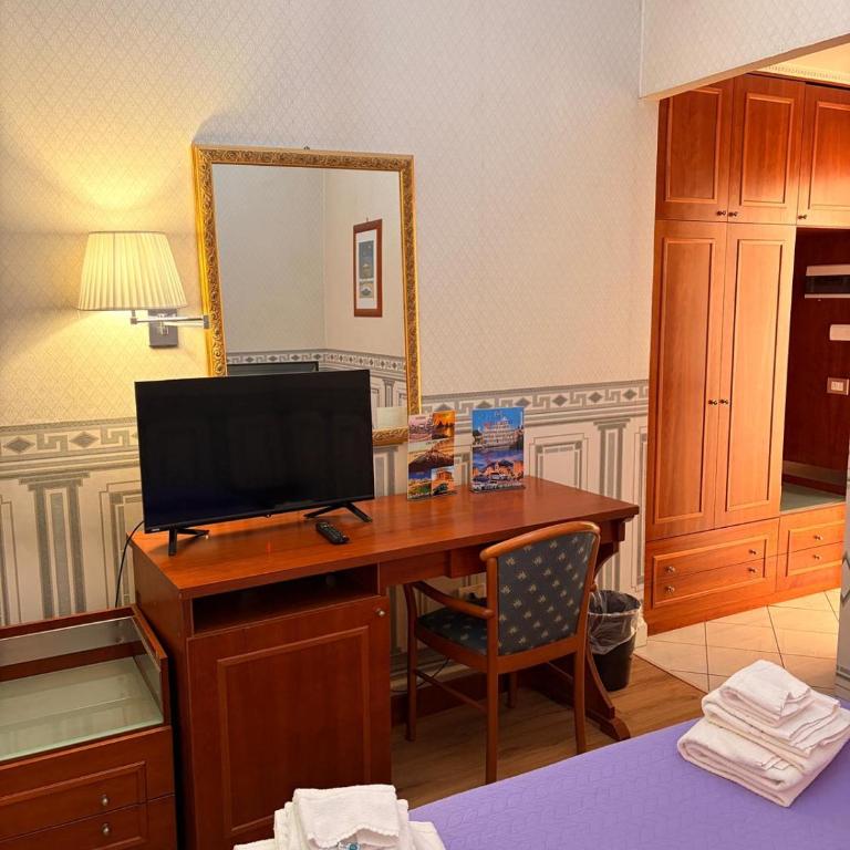 City Hall - Economy Double Room - 7