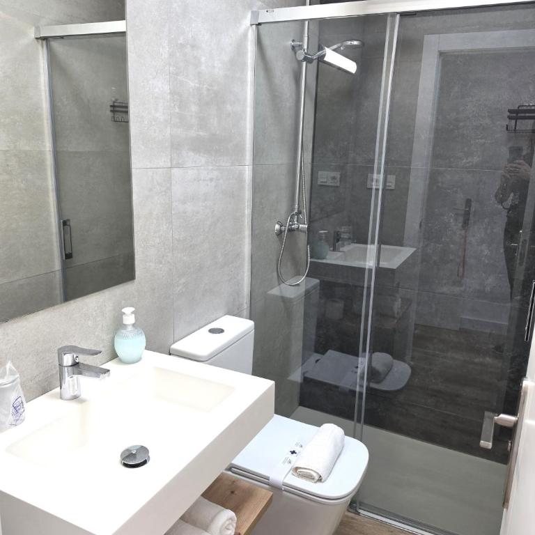 HOSTAL CASA EMILIO - Habitación con cama grande y balcón - 5