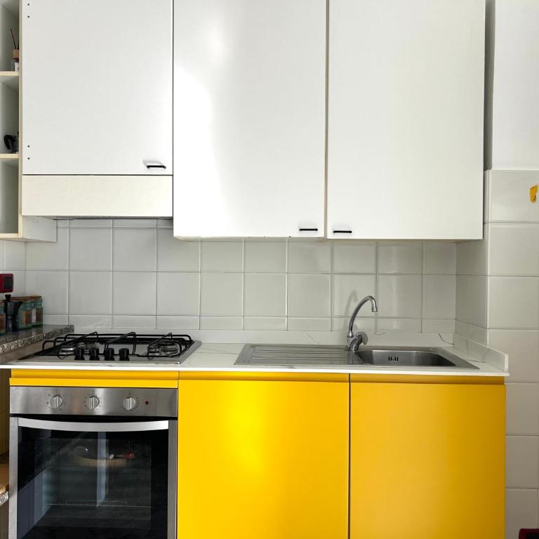 Bright apartment for 5 parking 20 mins to station near park and shops Portovenere and Cinque Terre panoramic road way - Two-Bedroom Apartment - 18