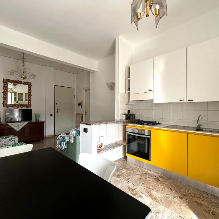 Bright apartment for 5 parking 20 mins to station near park and shops Portovenere and Cinque Terre panoramic road way - Two-Bedroom Apartment - 2