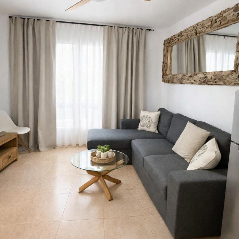 Corralejo Holiday Rentals - Apartamento de 2 dormitorios con terraza - 2
