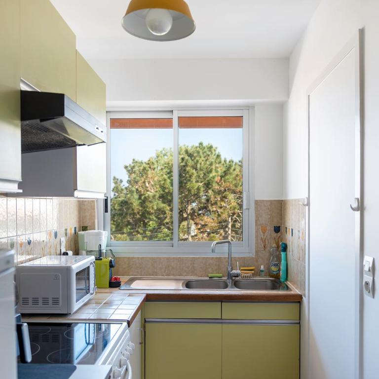 Appartement entièrement rénové avec vue sur le bassin et villa St Yves - Parking privé - One-Bedroom Apartment with Sea View and Balcony - 8