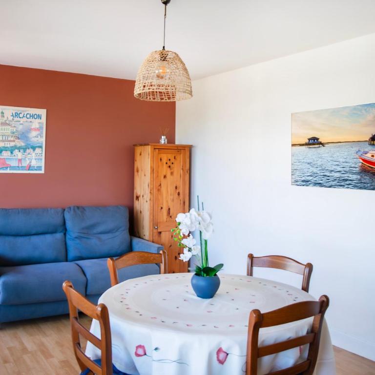 Appartement entièrement rénové avec vue sur le bassin et villa St Yves - Parking privé - One-Bedroom Apartment with Sea View and Balcony - 5