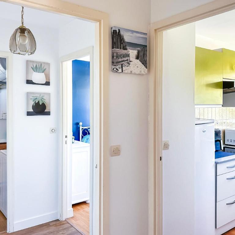 Appartement entièrement rénové avec vue sur le bassin et villa St Yves - Parking privé - One-Bedroom Apartment with Sea View and Balcony - 6