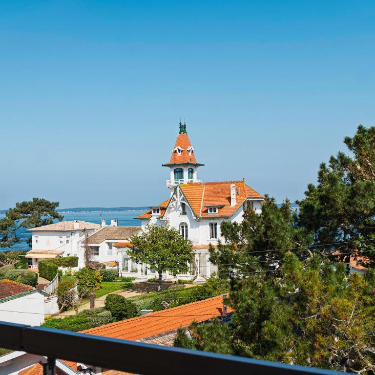 Appartement entièrement rénové avec vue sur le bassin et villa St Yves - Parking privé - One-Bedroom Apartment with Sea View and Balcony - 2
