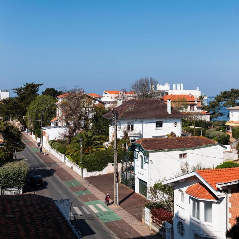 Appartement entièrement rénové avec vue sur le bassin et villa St Yves - Parking privé - One-Bedroom Apartment with Sea View and Balcony - 17