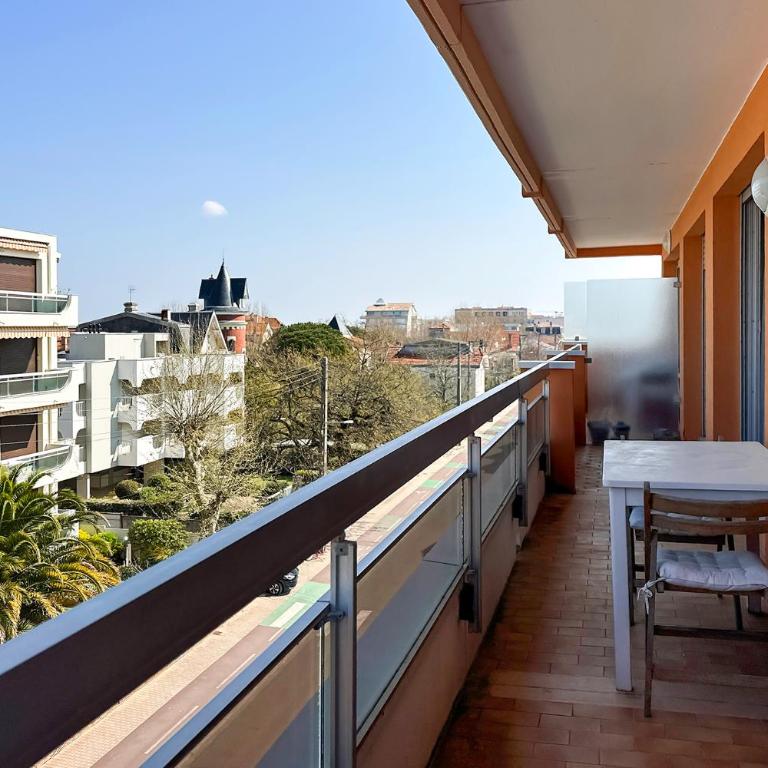 Appartement entièrement rénové avec vue sur le bassin et villa St Yves - Parking privé - One-Bedroom Apartment with Sea View and Balcony - 16
