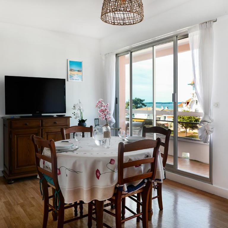Appartement entièrement rénové avec vue sur le bassin et villa St Yves - Parking privé - One-Bedroom Apartment with Sea View and Balcony - 3