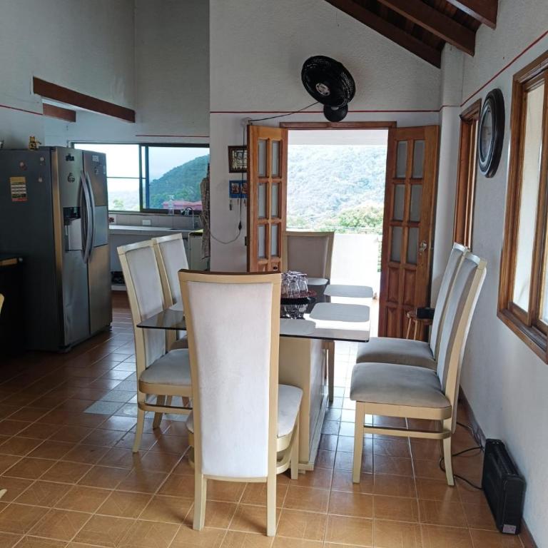 House with a private pool in Balcones del Sumapaz - Casa de 4 dormitorios - 29