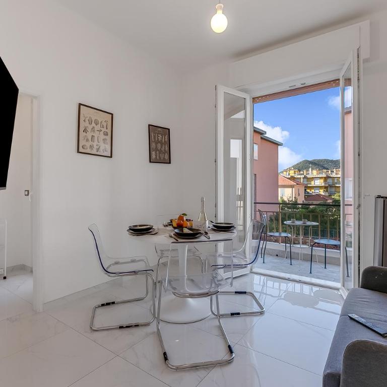 Boccaccio - Apartment with Balcony, Near Marina & Beach - Happy Rentals - Apartment with Balcony - 2