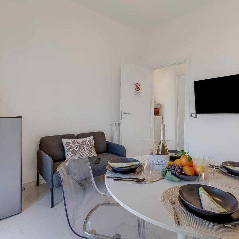 Boccaccio - Apartment with Balcony, Near Marina & Beach - Happy Rentals - Apartment with Balcony - 3