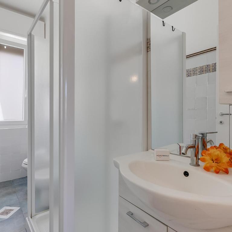 Boccaccio - Apartment with Balcony, Near Marina & Beach - Happy Rentals - Apartment with Balcony - 9