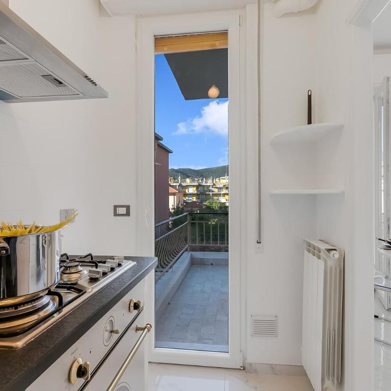 Boccaccio - Apartment with Balcony, Near Marina & Beach - Happy Rentals - Apartment with Balcony - 12