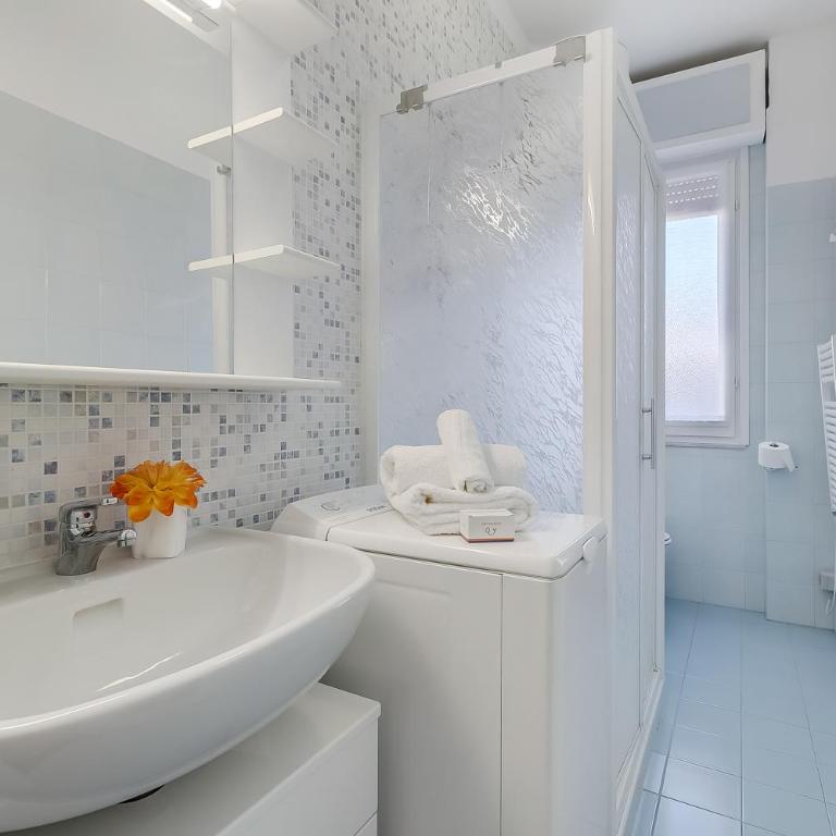 Verdi Loano Beach Apartment with Balcony - Happy Rentals - Apartment with Terrace - 5