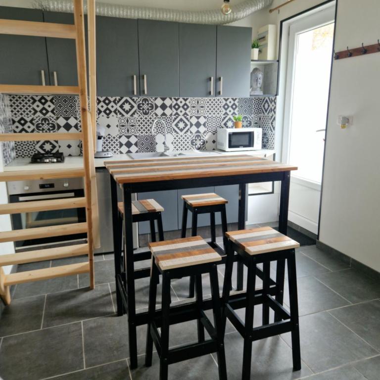 Jolie maisonnette avec terrasse et emplacement voiture à 200m de la plage - One-Bedroom Apartment - 2